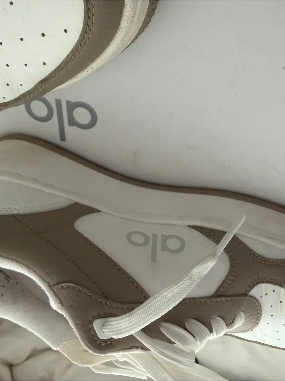 ALO Yoga Women’s recovery mode sneaker